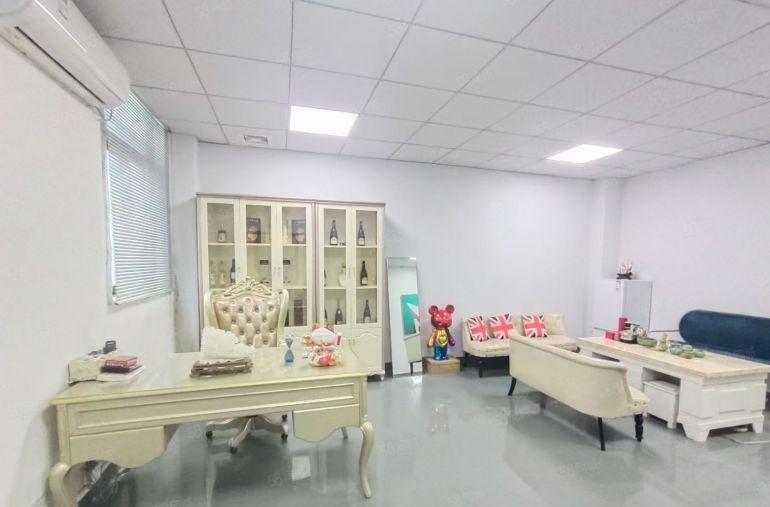 直租！西乡鹤洲工业区，带装修1300平厂房出租，园区空地大