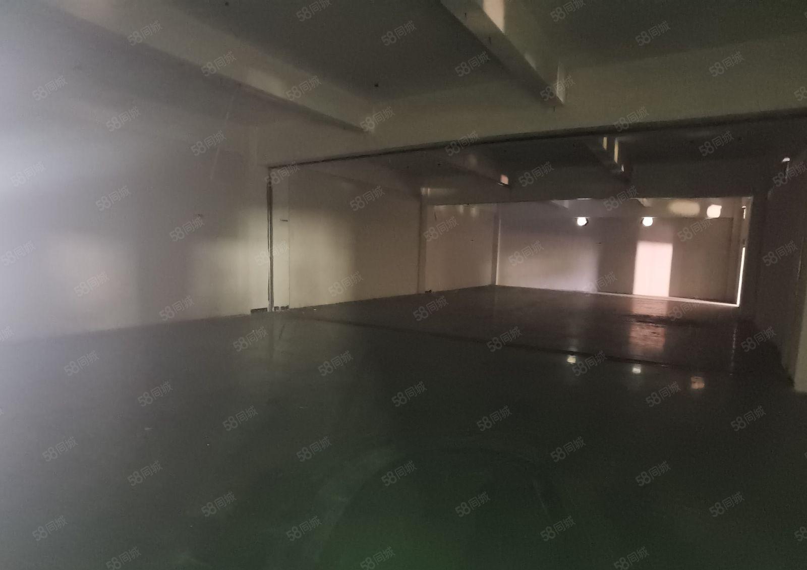 宝安石岩新出整层带红本厂房3700平，现成装修