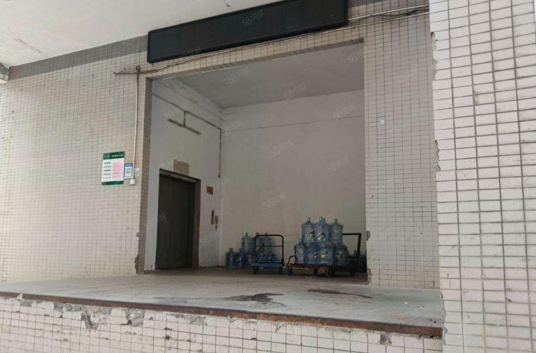 钟屋工业园附近独门独院楼上整层1500平，有办公室，可分租！