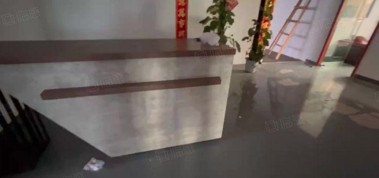 直租！西乡鹤洲工业区，带装修1300平厂房出租，园区空地大