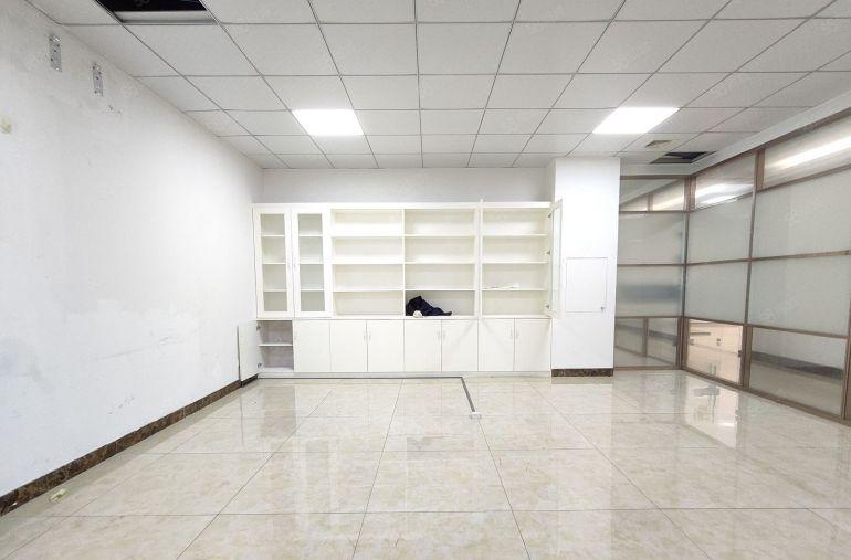 西乡鹤洲大型园区 楼上带装修整层2600平厂房出租，价格便宜