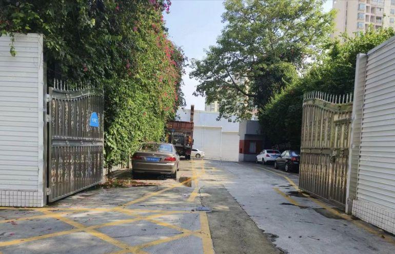 松岗罗田社区新空出独门独院1到3层3000平方，带红本厂房！