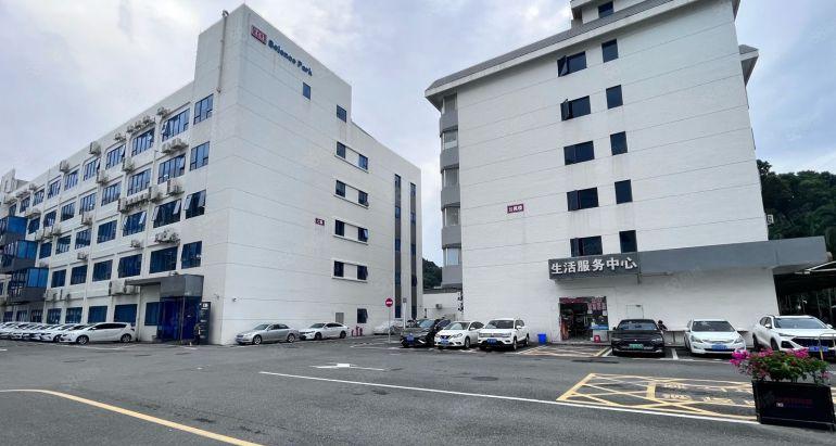 石岩高速口地铁口桃花园花园式厂房7200平精装修水电到位出租