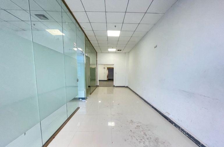 西乡固戍地铁口，大型工业区，带装修376平厂房出租，使用率高