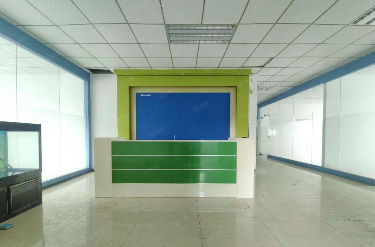 西乡固戍一路新出厂房1300平现成装修，水电齐全，原房东直租