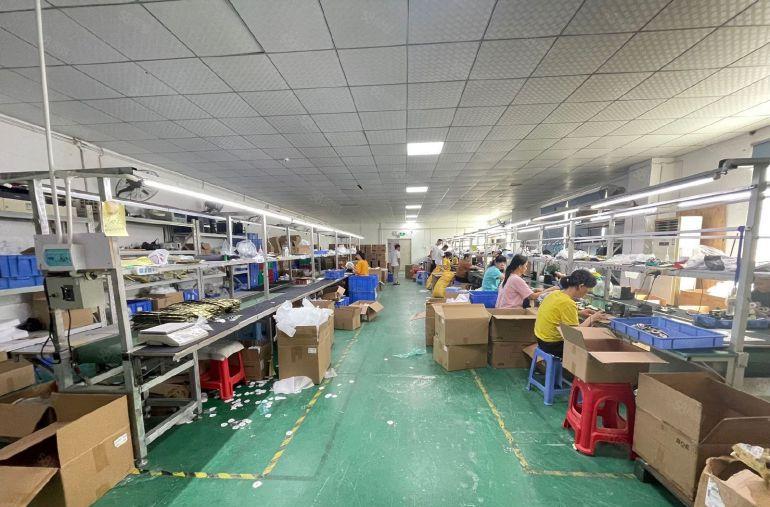 西乡鹤洲工业区，带装修900平厂房可分租300平，租金28