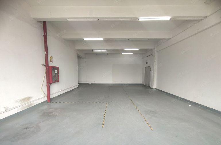 西乡，固戍地铁站附近，大型工业园，楼上带装修350平厂房出租