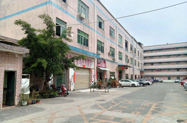 深圳宝安石岩大型工业区厂房仓库现成装修出租，大小面积可分租