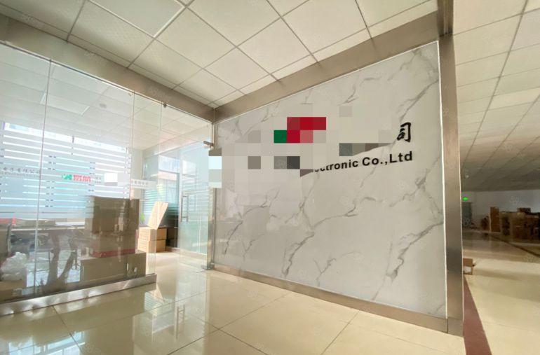 松岗汽车站附近楼上精装修前台办公室地板砖吊顶650平厂房出租