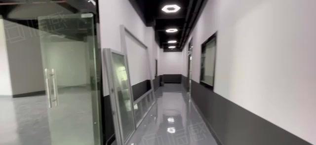 西乡固戍工业区，带装修140平365平厂房出租，全新地平漆