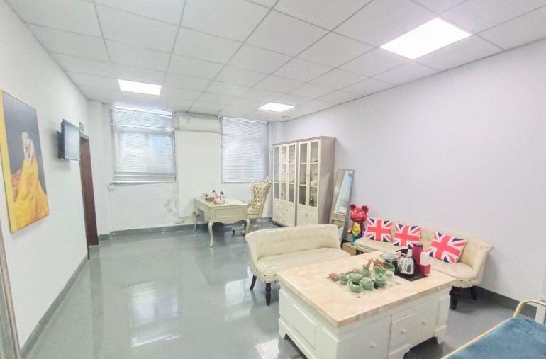 直租！西乡鹤洲工业区，带装修1300平厂房出租，园区空地大