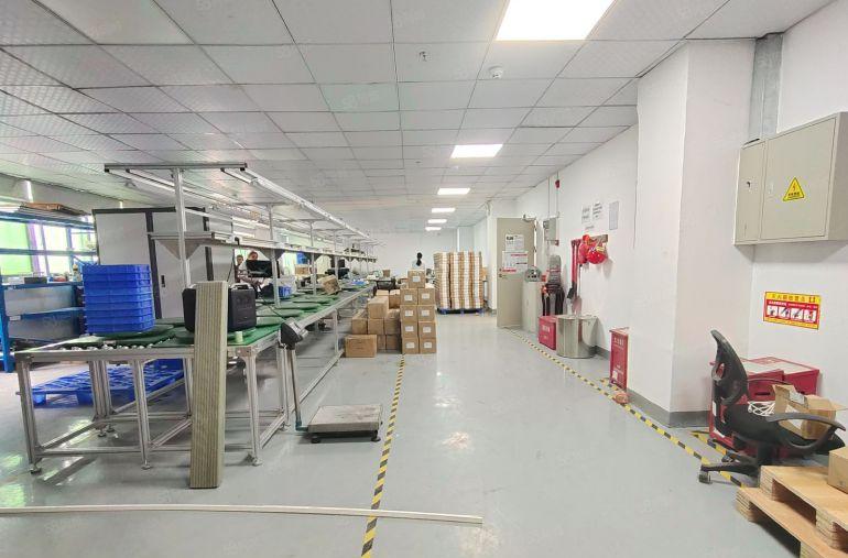 直租西乡黄田工业园，整层650平精装修厂房仓库出租，水电齐全