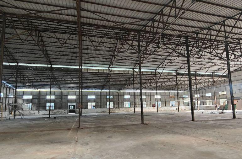 独门独院钢构4000平层高11米 拖头挂车随便进