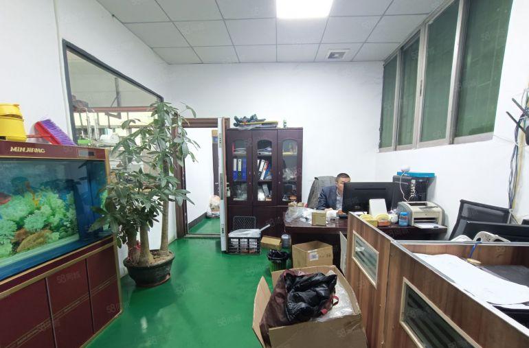 西乡鹤洲正规工业园，一楼带装修800平厂房，带行车，租金便宜