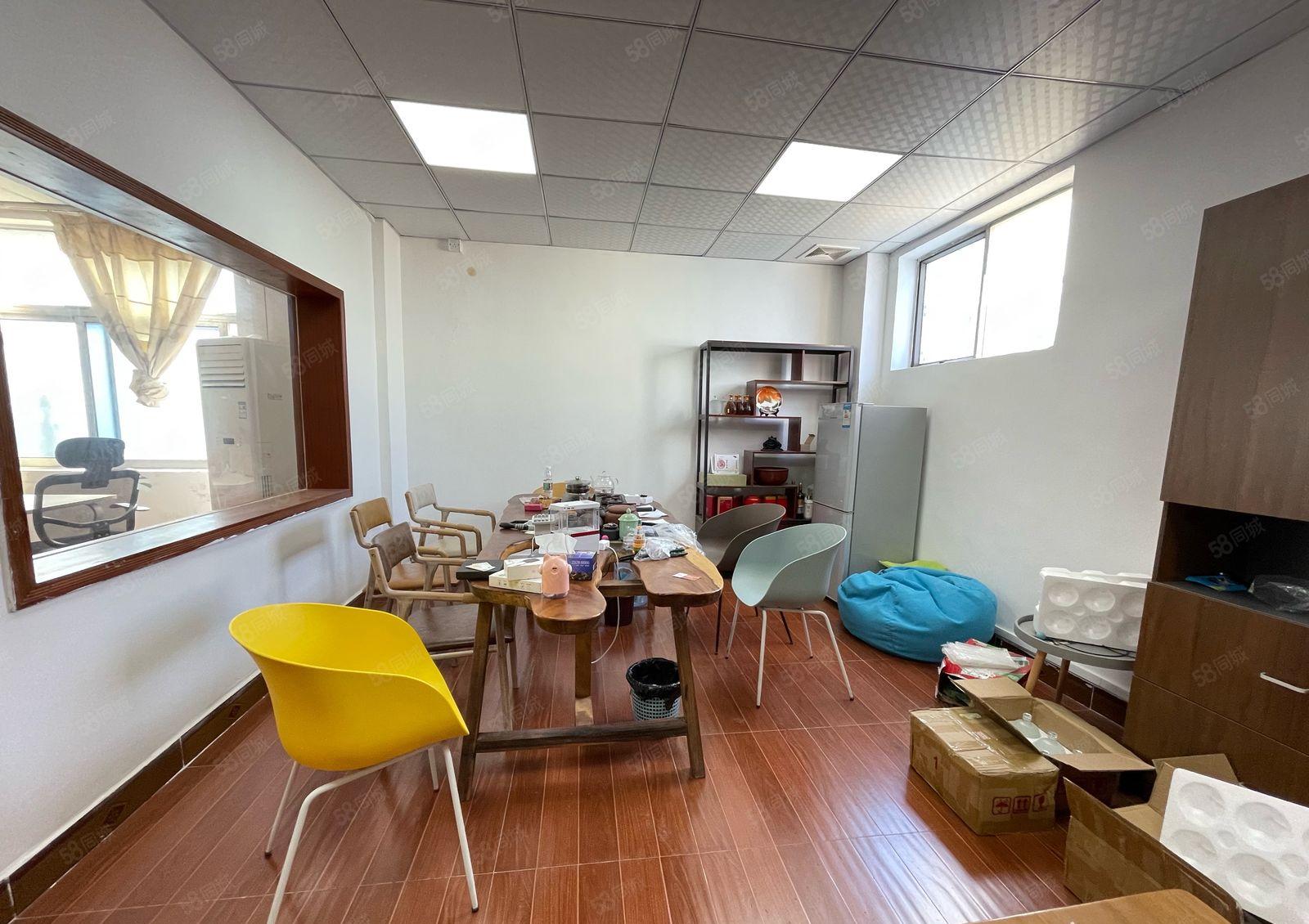 西乡三围107国道附近，楼上带装修385平厂房出租，租金便宜