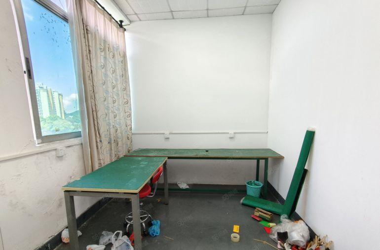 西乡桃源居附近，电梯口户型，楼上带装修560平厂房，租金便宜