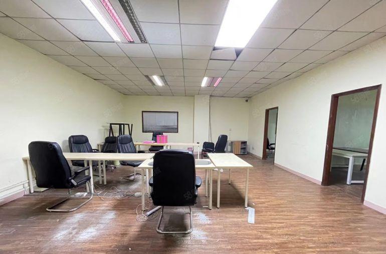 西乡，固戍工业园，电梯口户型，楼上700平厂房出租，拎包入驻