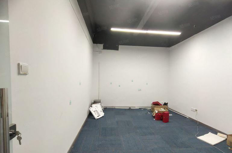 西乡固戍工业园，楼上电梯口550平办公厂房出租，即可拎包使用