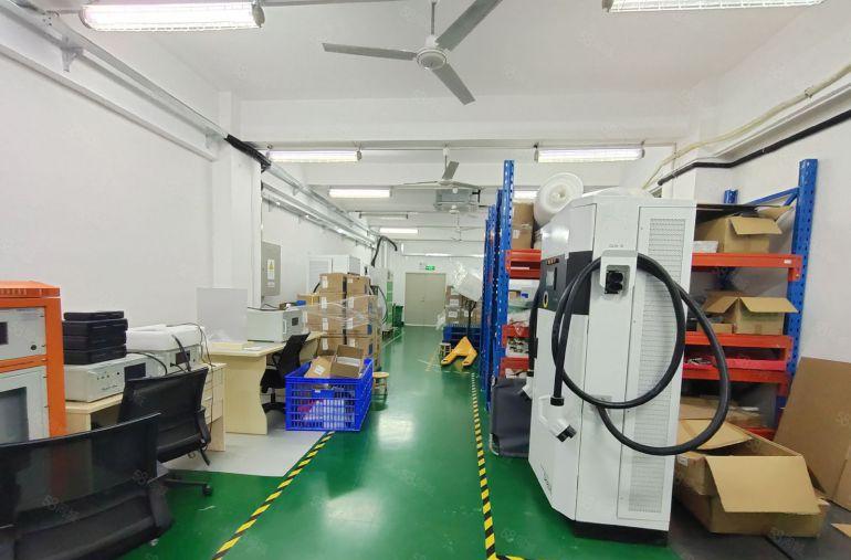 固戍地铁站附近，新出楼上540平精装修厂房，办公，仓库出租！