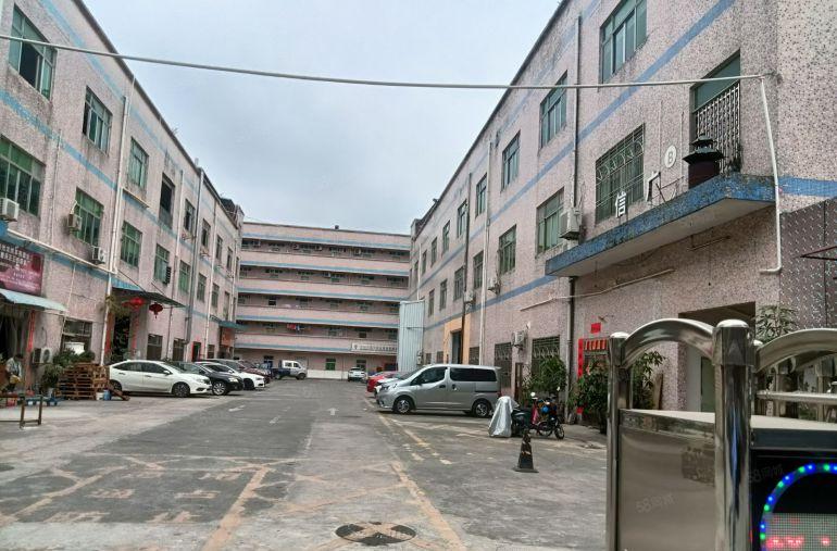 深圳宝安石岩大型工业区厂房仓库现成装修出租，大小面积可分租