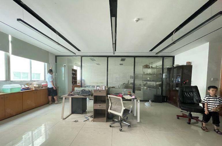 西乡固戍，一手房东带装修610平整层厂房，租金30使用率高