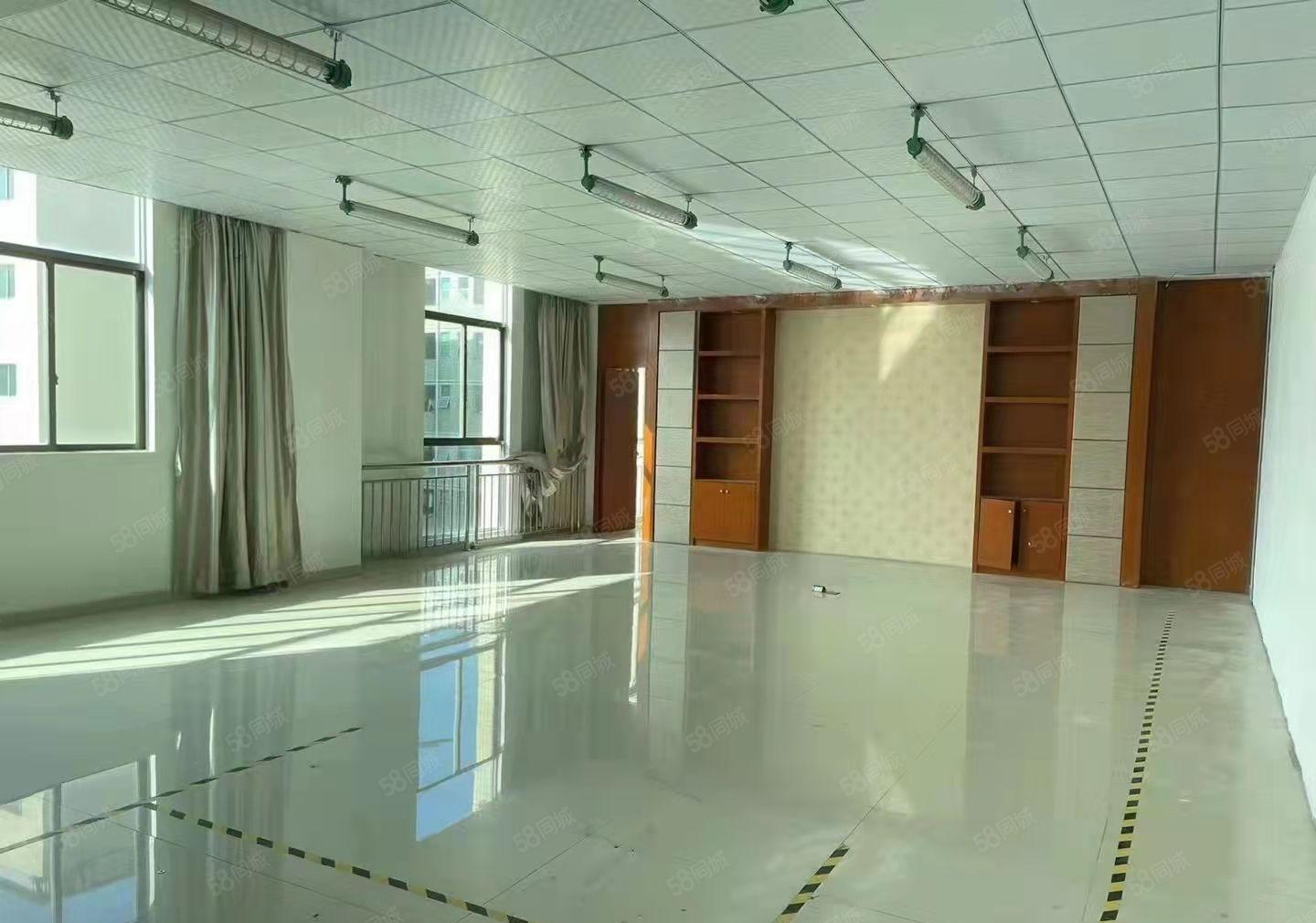 宝安石岩沈海高速口新出楼上精装修厂房出租1710平水电齐全