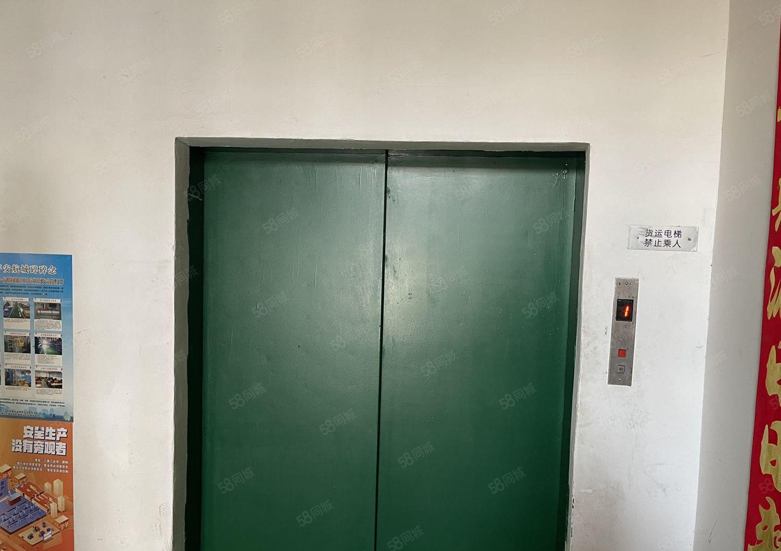 西乡九围洲石路旁边，大型工业区，园区停车方便，价格便宜可谈