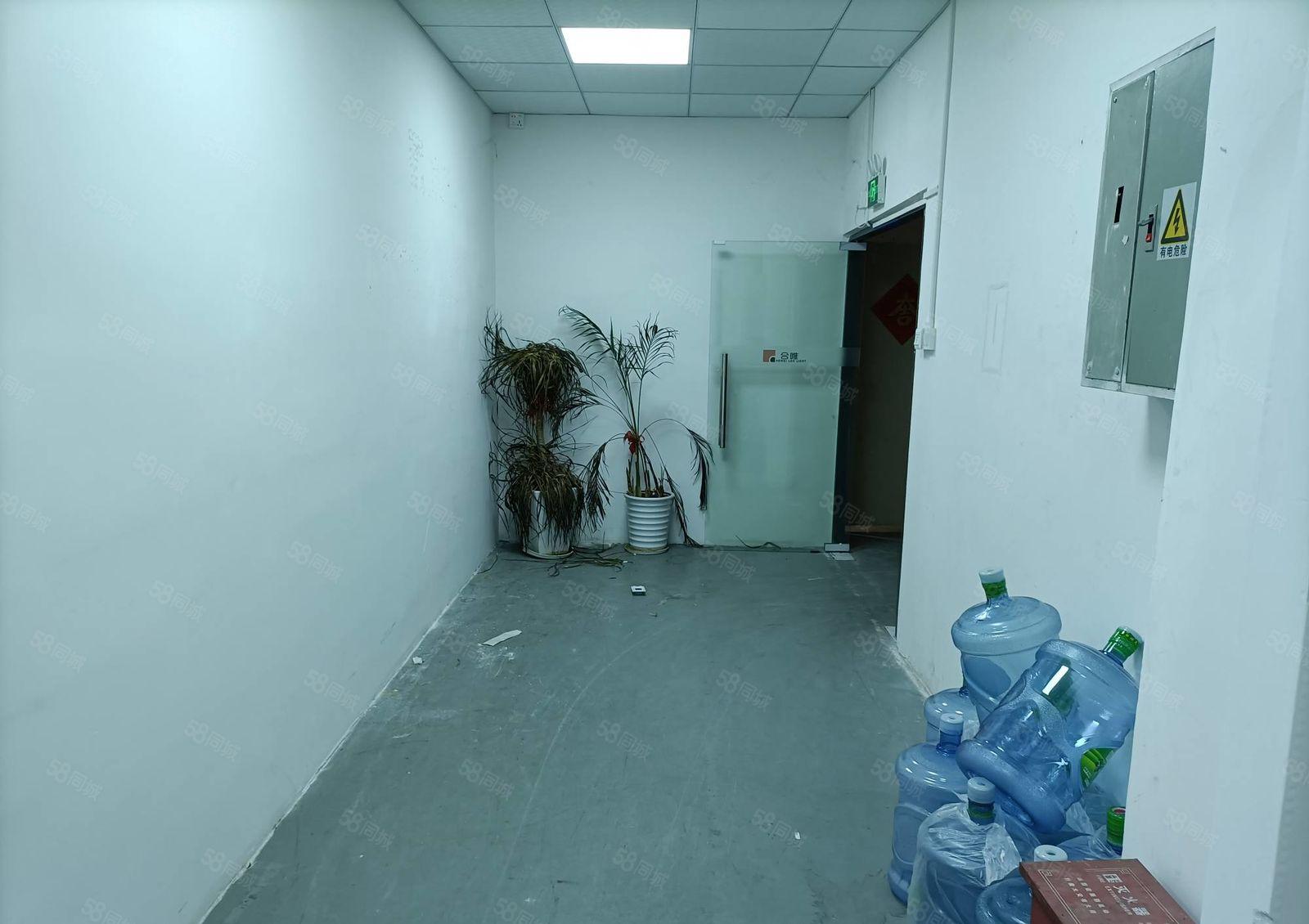 石岩罗租新出经典小户型，11格局，简单装修，玻璃门办公室