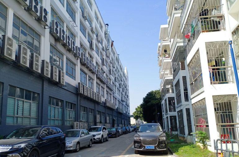 石岩标准工业园楼上600平米带装修厂房招租