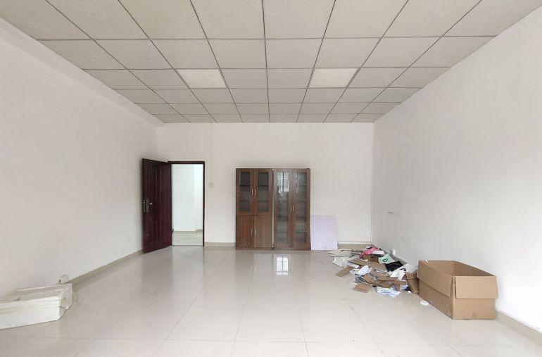 西乡固戍大门附近新出，650平带装修厂房仓库出租，租金25元