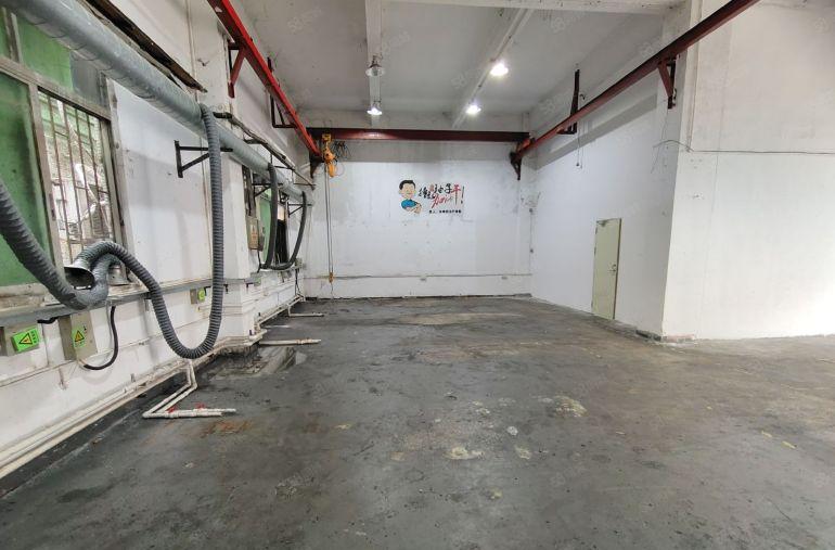 西乡固戍工业园，一楼带装修280平厂房出租，现成的行车办公室