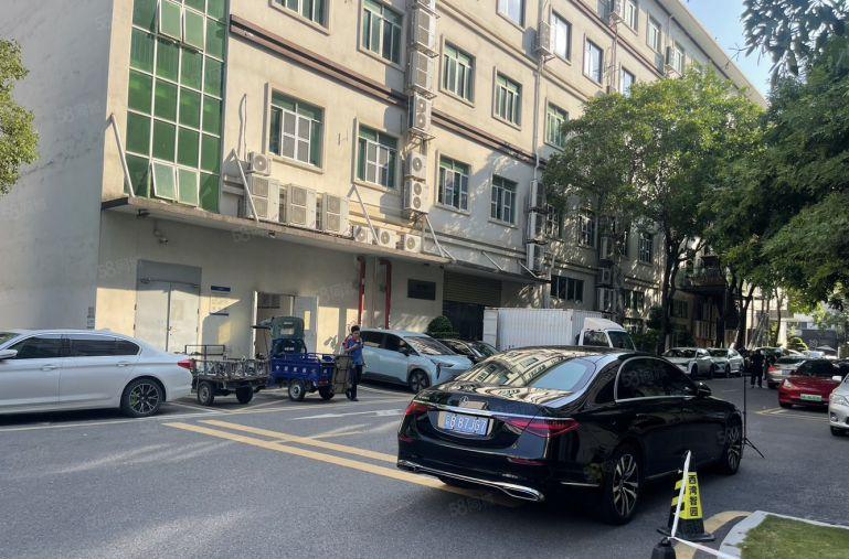 西乡黄田地铁口楼上300平带精装修办公电商超低阶急租！