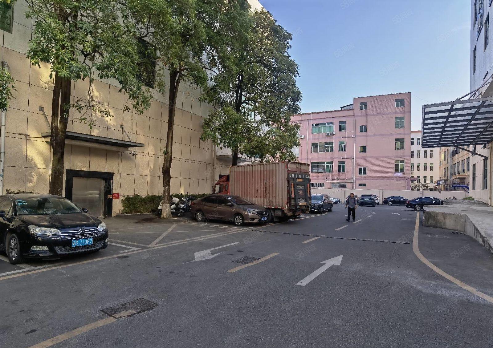 精装修原房东出租！石岩北环路上屋地铁口整层3700平厂房出租