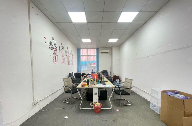 西乡鹤洲，大型工业区，一楼带装修690平厂房出租，带阁楼