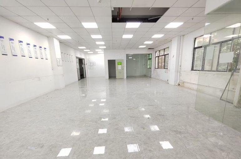 西乡宝田地铁站，260平400平，带装修厂房仓库出租，带货梯