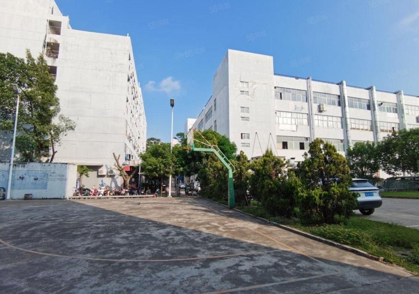 石岩第三工业区楼上单层2000平厂房仓库出租，空地大