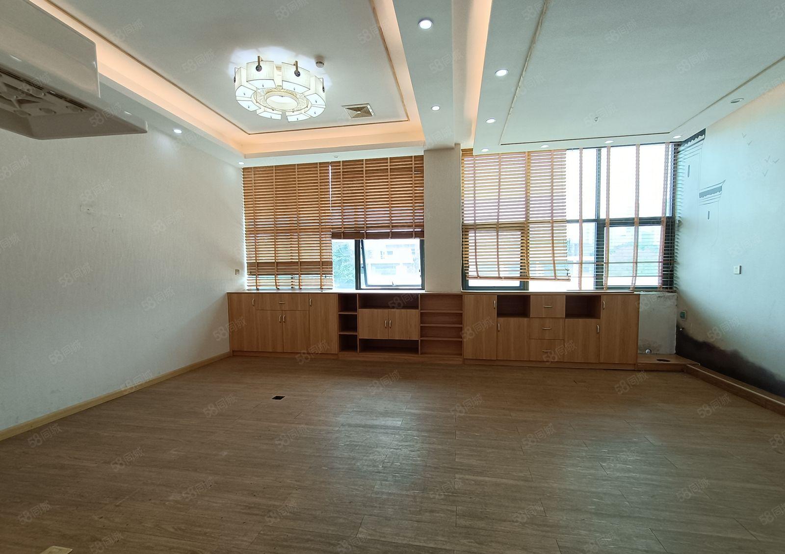 民治地铁站附近楼上精装修水电齐全500平分租300平