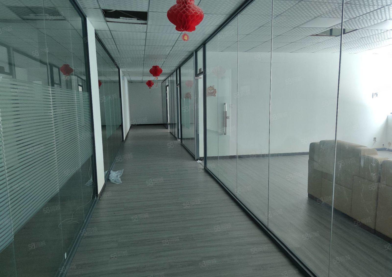 龙华双地铁站，整层1400平，现成装修，仓库加办公，停车方便