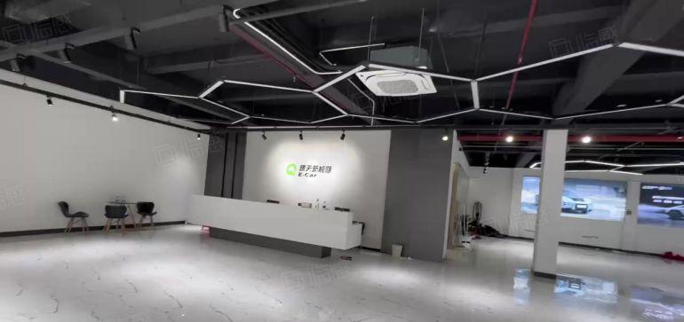 龙华地铁口1100精装修带空调家私商铺出租 可做汽车展厅等