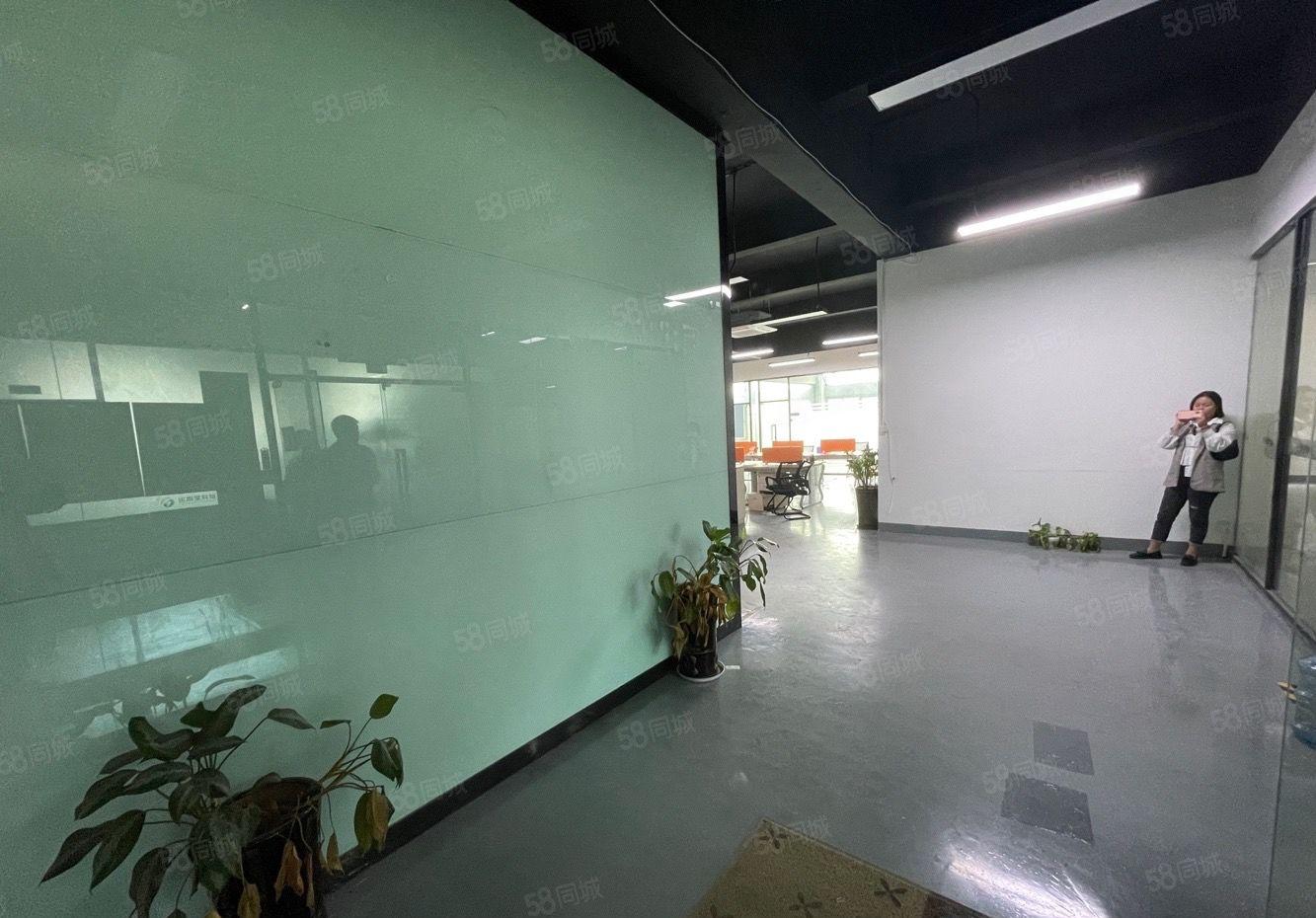 龙华大浪羊台山地铁口工业园新出4楼700平带装修厂房出租