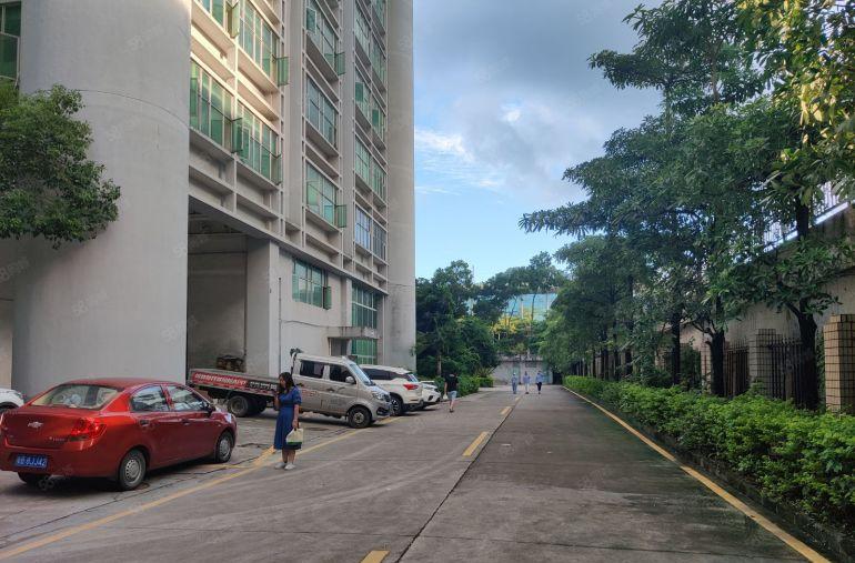 观澜牛湖地铁口园区二楼1000平地坪漆厂房出租，500起分租