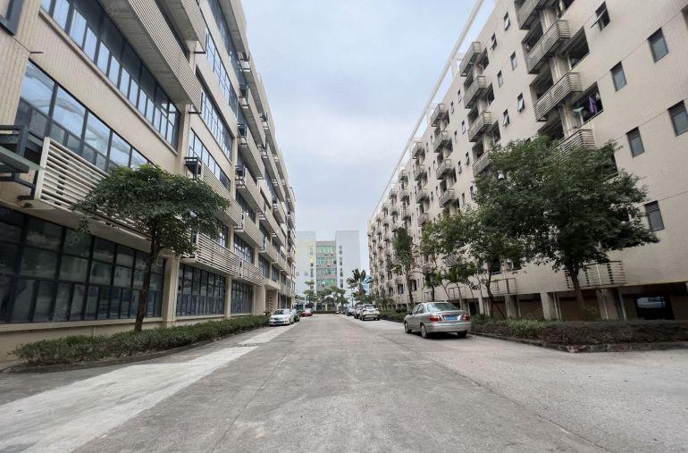 龙华工业园二楼厂房2280平方仓库出租带地坪漆好招工空地很大