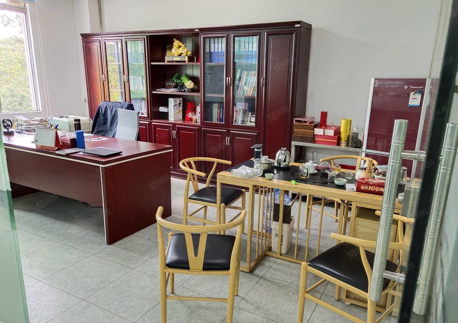 清湖轻轨站附近新出精装修厂房出租三楼1500平方水电齐全