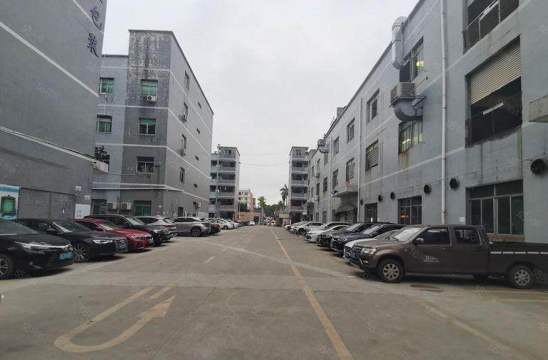 龙华新区观澜主干道边工业楼上二楼标准厂房1400平，低价出租