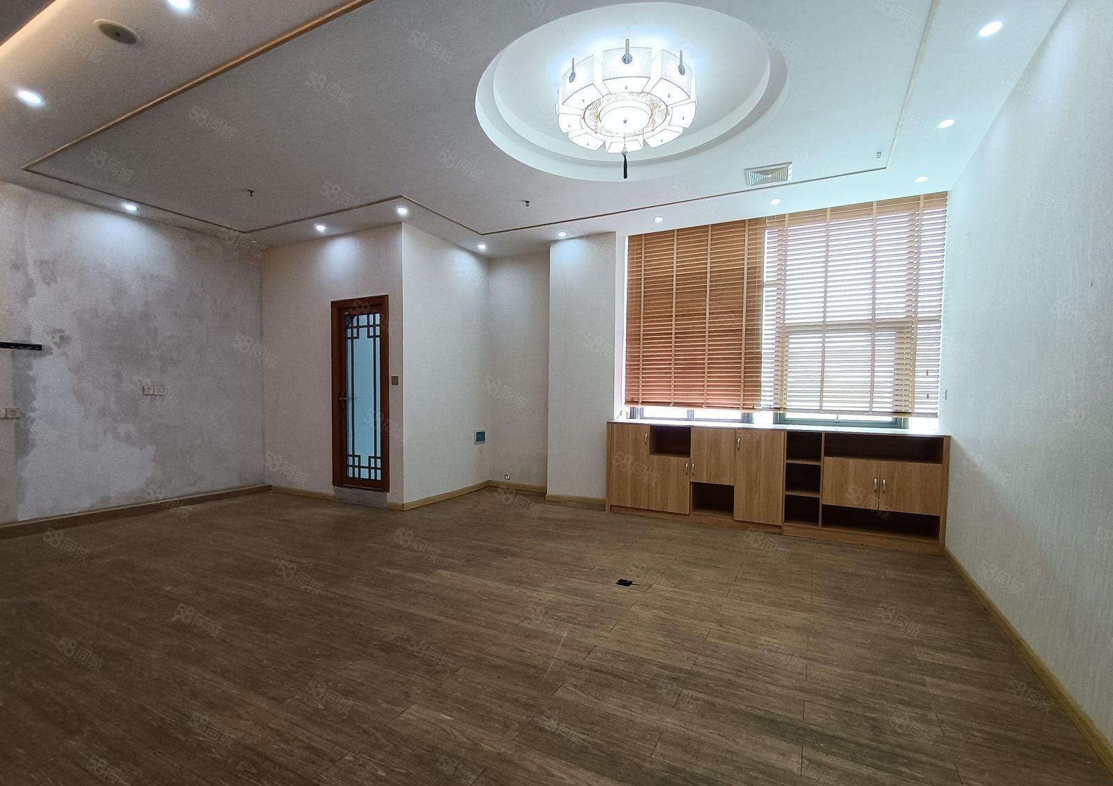 民治地铁站附近楼上精装修水电齐全500平分租300平