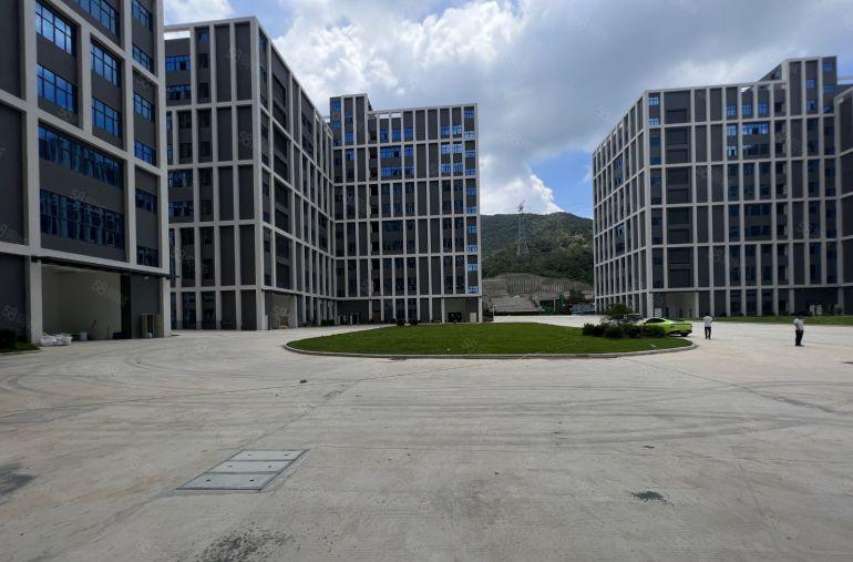 龙华一手房东二楼厂房1260平方出租可环评地铁口好招工空地大