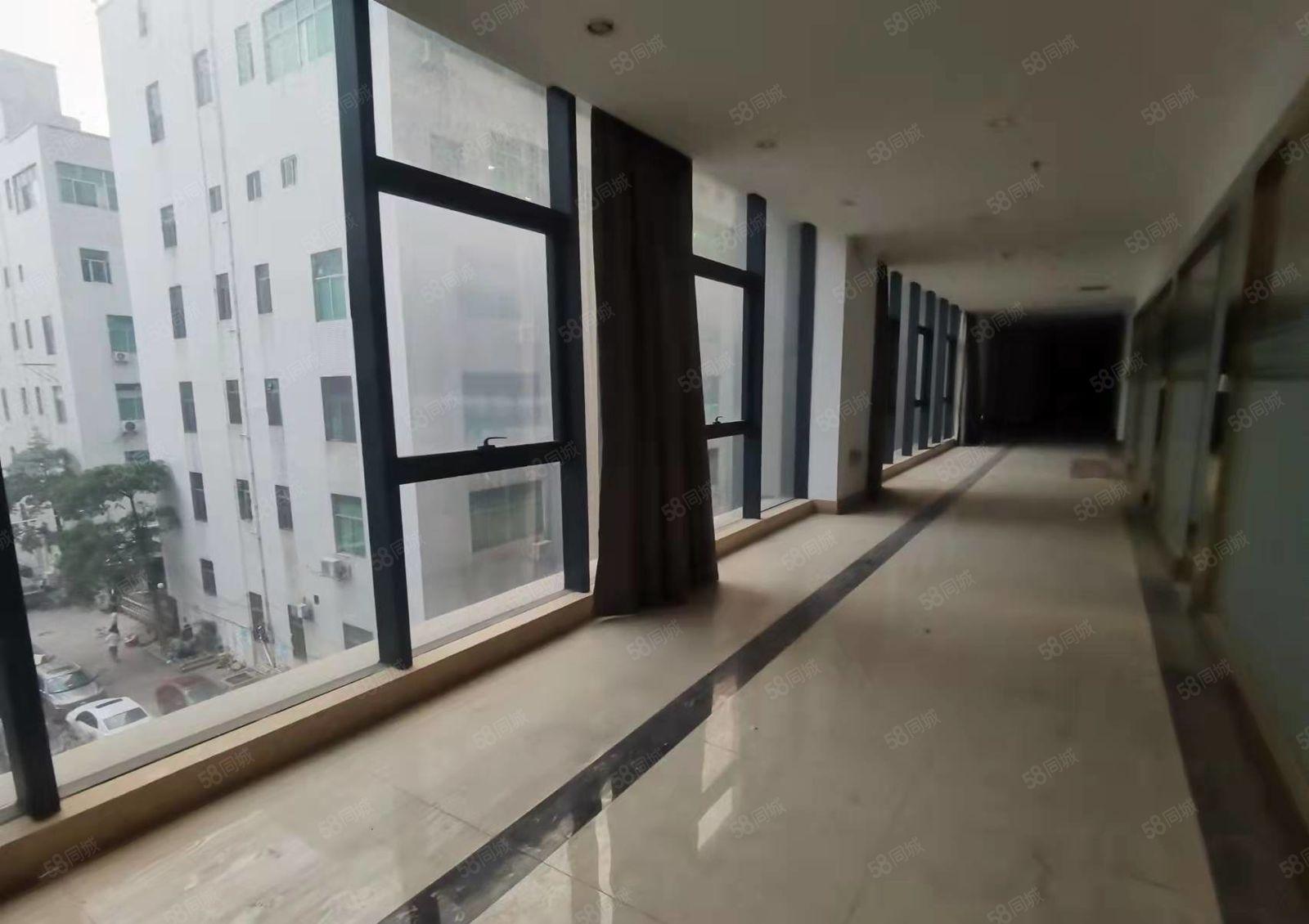 龙华商业裙楼 四层可分层租 总面积1万多平 非常适合汽车行业