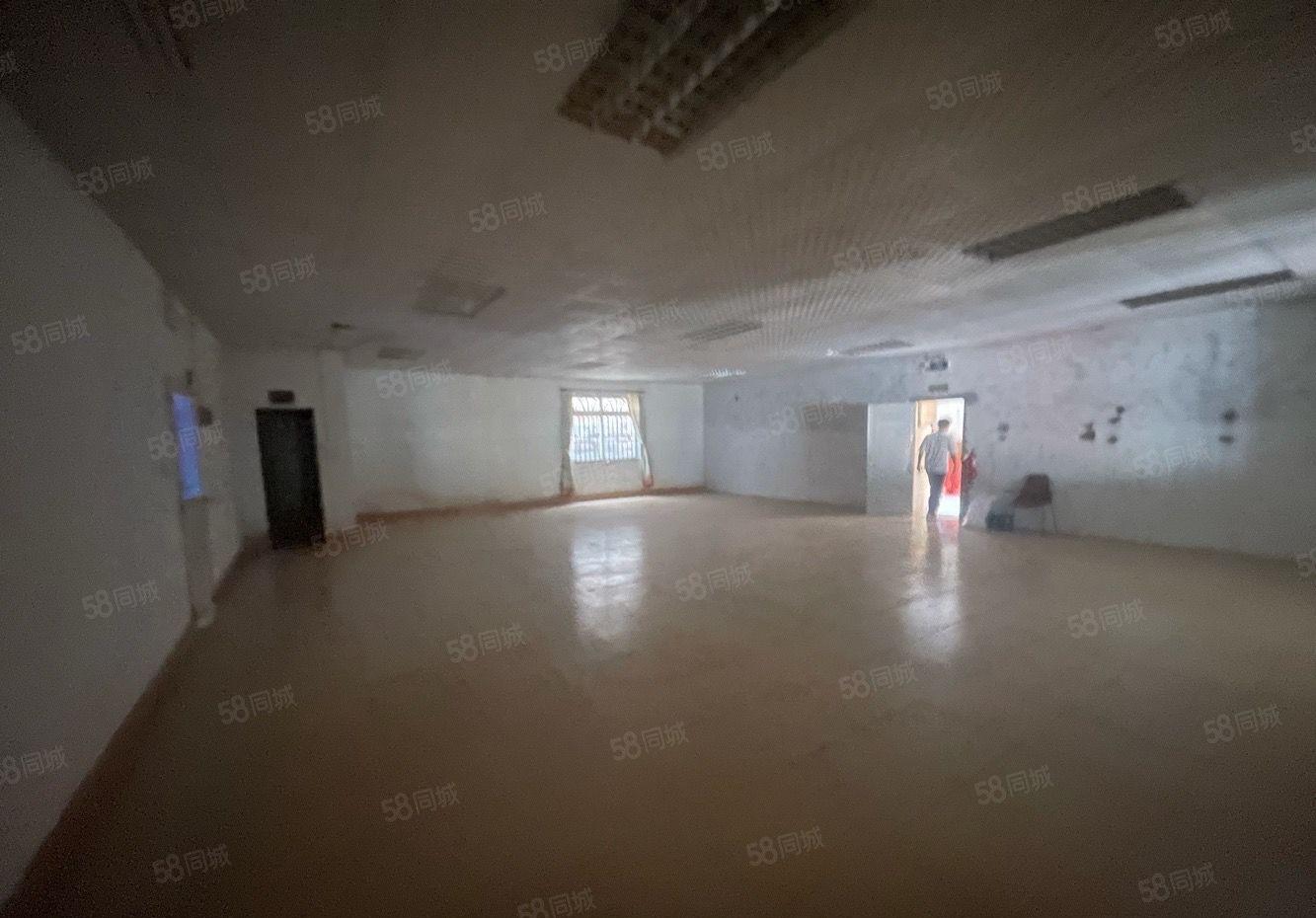 龙华观澜牛湖一楼实际面积200平仓库空地大全新精装修厂房出租