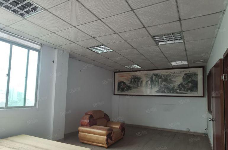 龙华观澜牛湖地铁口300米五楼900平米厂房出租，带装修