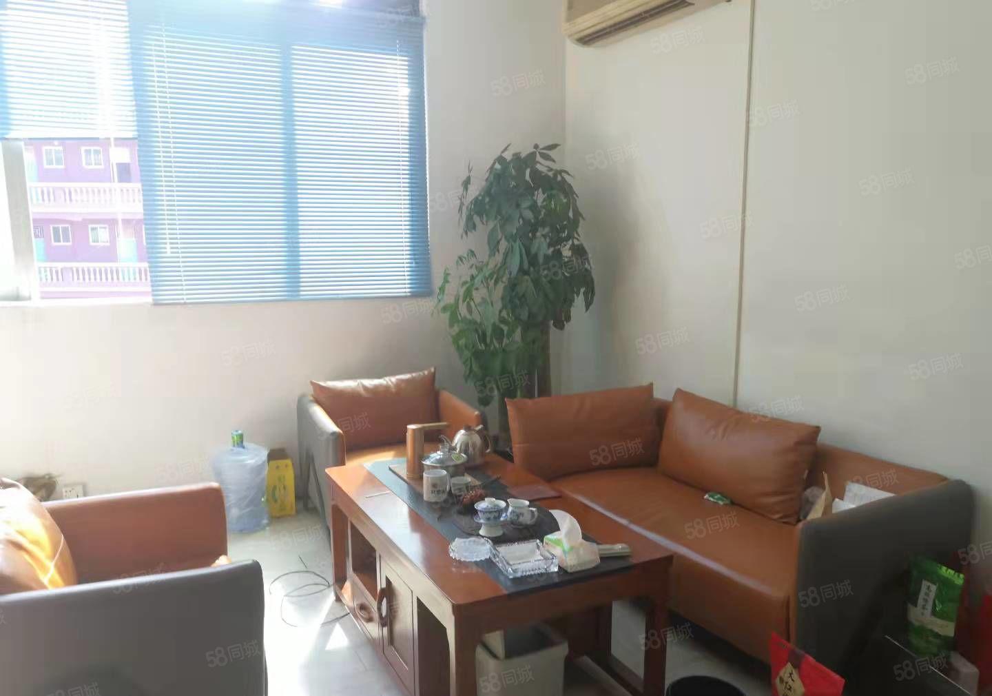 深圳龙华大浪阳台山东地铁站附近216平小精装厂房出租。